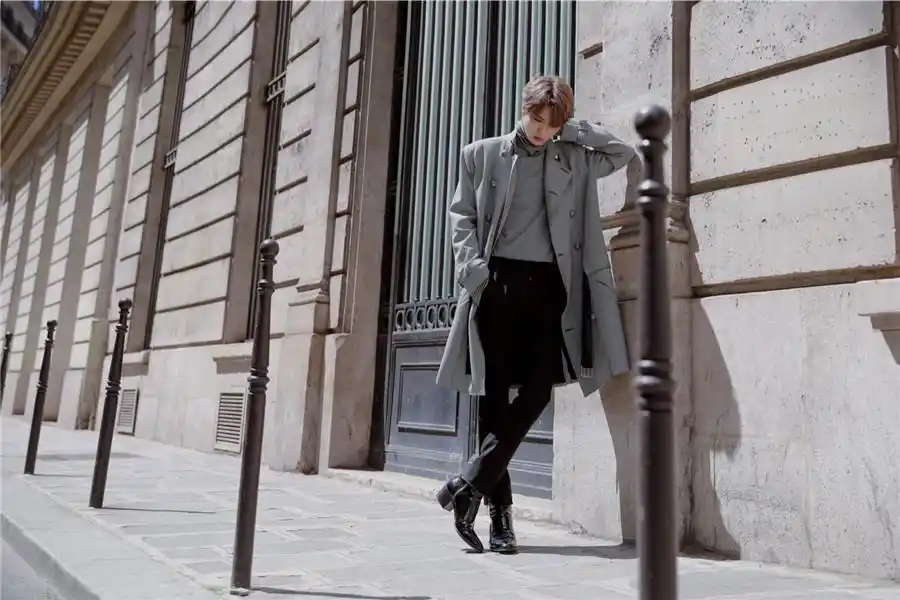 林彦俊首登巴黎春夏男装周精致穿搭亮眼十足