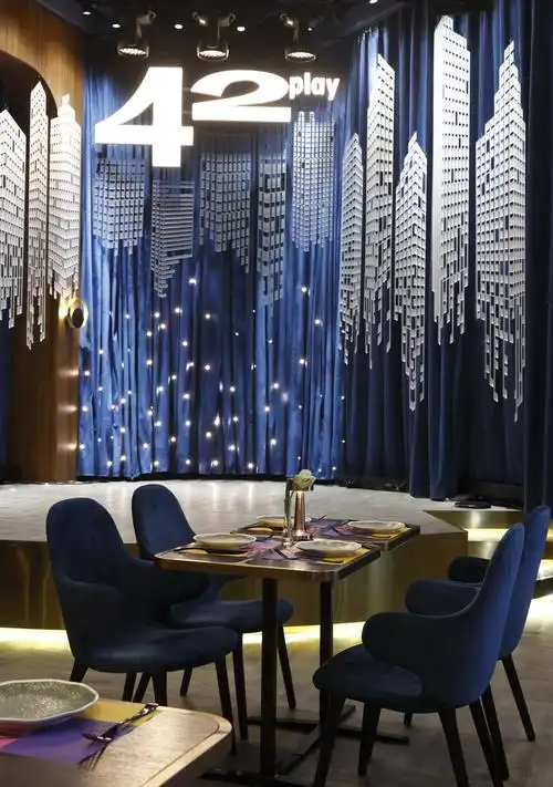 里窗帘开启,彰显美式的复古风,夜幕降临时,窗帘紧闭,吧台与舞台亮起