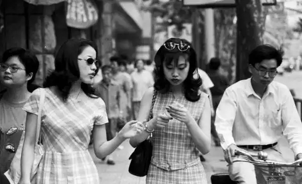 90年代的街头,她们也曾年轻,也曾时尚