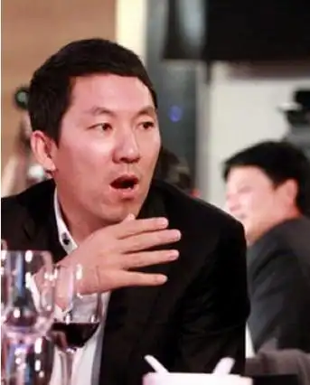 于是,李小冉只能常年躲在外地拍戏,不过,也正是孙东海,让李小冉和鄢颇