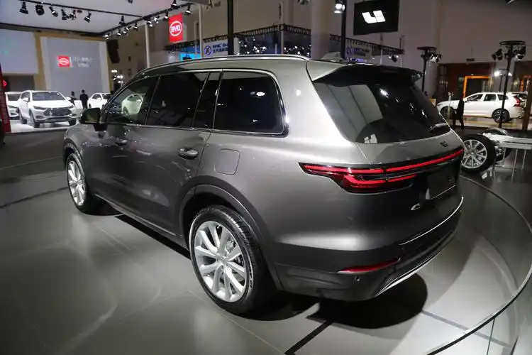 理想智造one智能电动车综合续航超700公里车展实拍