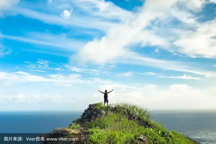幸福的人站在山顶,眺望大海.