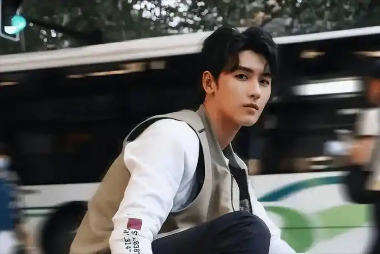 但在为人处事这方面,黄俊捷还真的比不过吴磊半点.