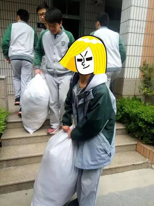 南京最丑校服花落谁家各大中学展示自家校服图片