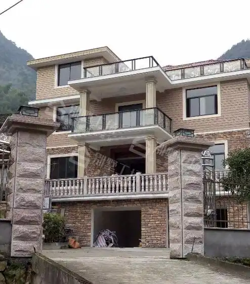 浙江农村三层半自建土豪别墅图片,养狗,种花,还有鱼塘和果树