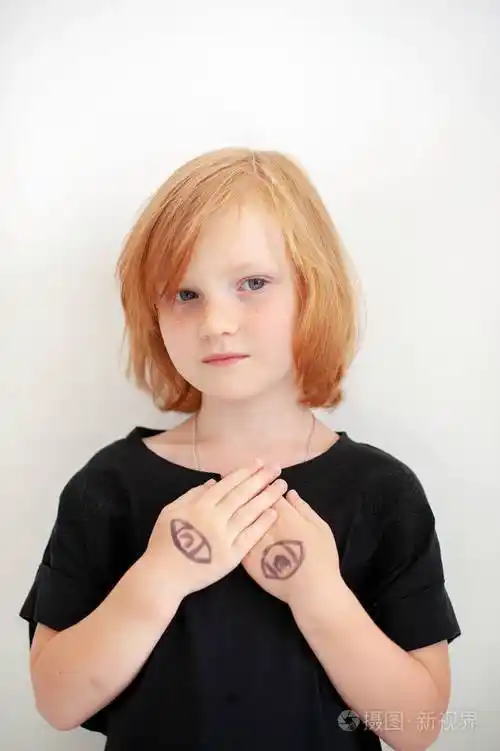 女孩的眼睛被画在她的手上