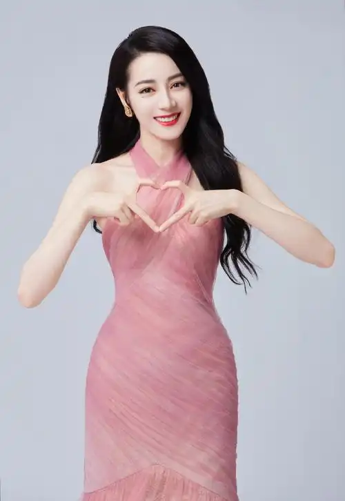 u1s1迪丽热巴的比心每一个都好标准,简直要甜晕我,难道是有照着镜子