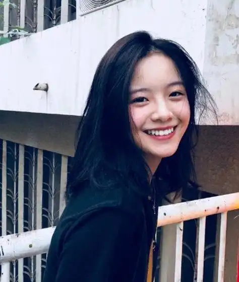 李庚希被曝和杨润泽牵手牵肩,恋情曝光!