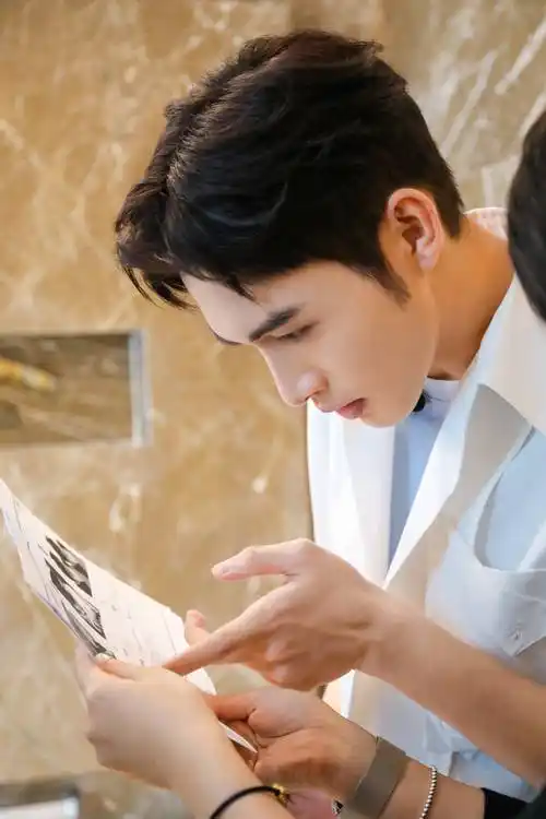 张彬彬相继在各大平台展现了个人魅力后,又激起圈内外人的喜欢.