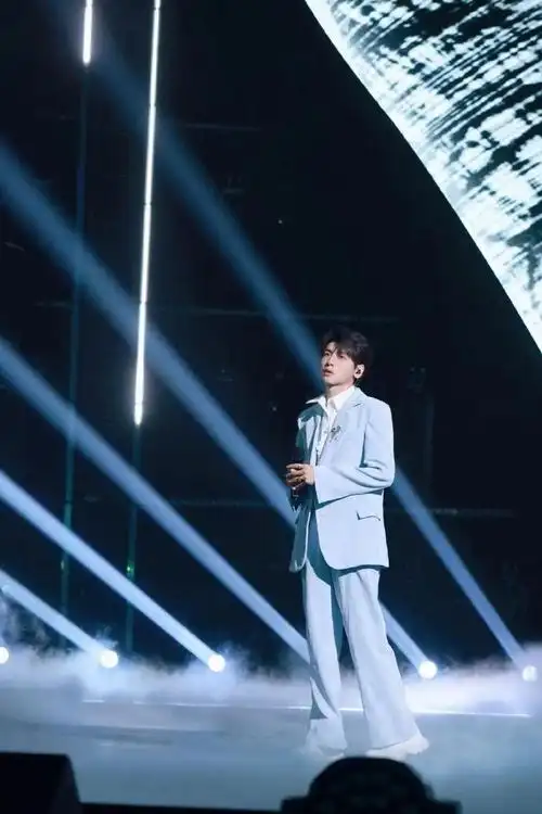 翟潇闻夜盲的麻雀首舞台