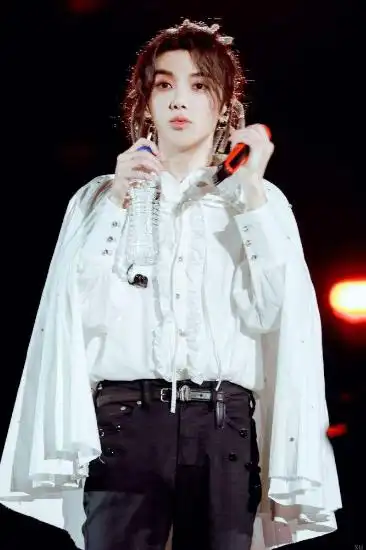 华晨宇新造型褒贬不一金色长发加玫瑰纹身粉丝追捧网友吐槽