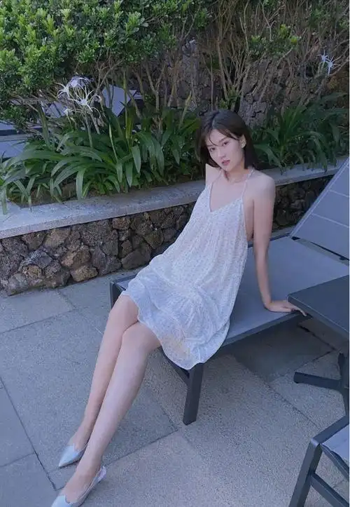 难怪乔欣上综艺敢说我不胖穿白色蕾丝镂空套装这长腿细腰绝了