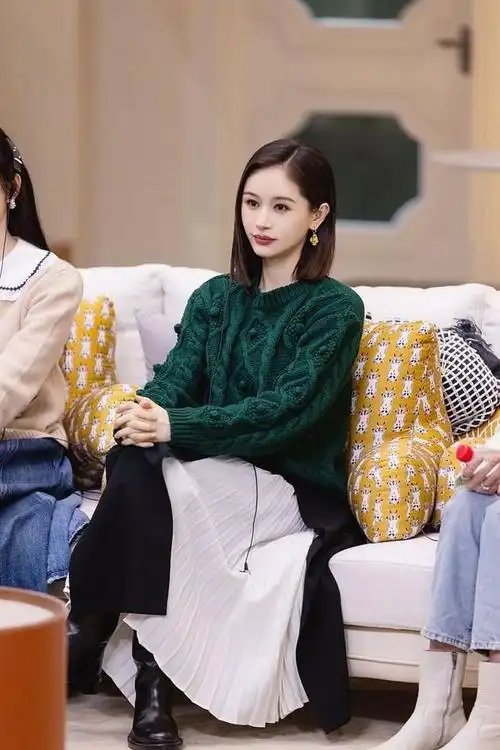 王子文的穿搭又成功了白色机车皮衣配9分裤显高又洋气