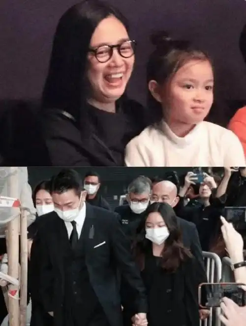一家三口均着黑色服饰,佩戴白色口罩,妻子朱丽蒨在刘德华右侧端庄得体