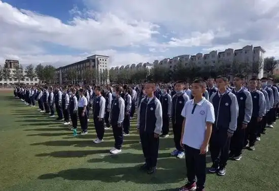 银川外国语实验学校校服,银川的几所私立中学都采用了深色简约风格