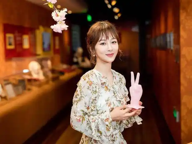 紫粉立马速辟谣,志在事业无恋情|李现|张艺兴|娱乐圈|第一狗仔卓伟