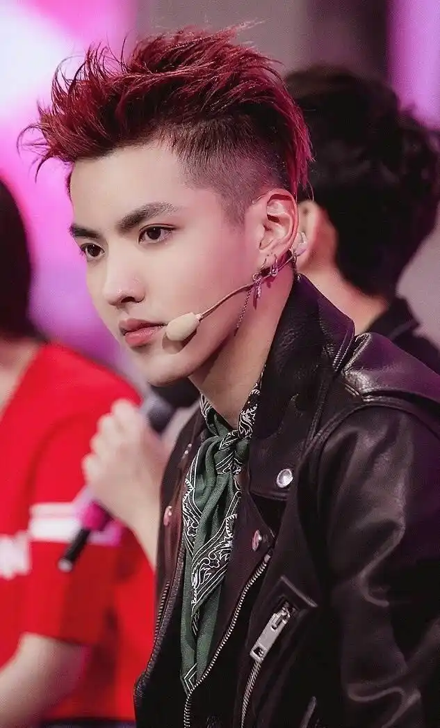 吴亦凡高清帅照,这个动作让吴亦凡萌萌哒