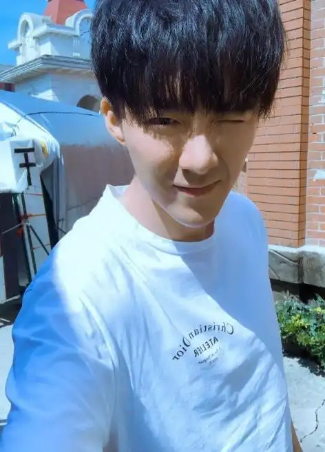 刘宇宁出道之后,就把年龄给改了,他本来是87年的,现在改成90年了,而且