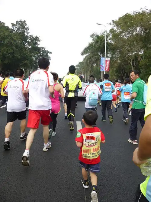 厦门5周岁半小孩轻松跑完马拉松半程(3)