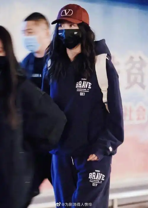 关晓彤穿鹿晗潮牌#关晓彤和鹿晗不仅有情侣同款,还会穿鹿晗潮牌衣服.