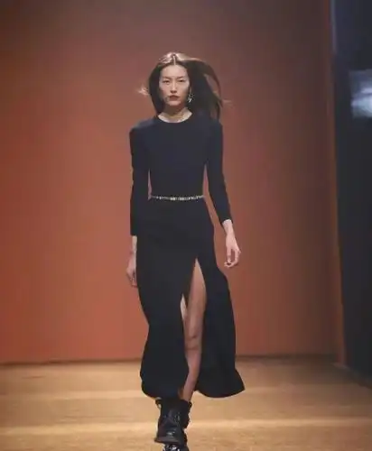 刘雯设计的衣服一定买时尚宠儿的穿搭教科书到底有多高级