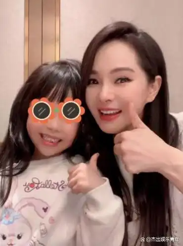 伊能静之女小米粒首登时装秀,身着中式华服,尽显自信光彩夺目