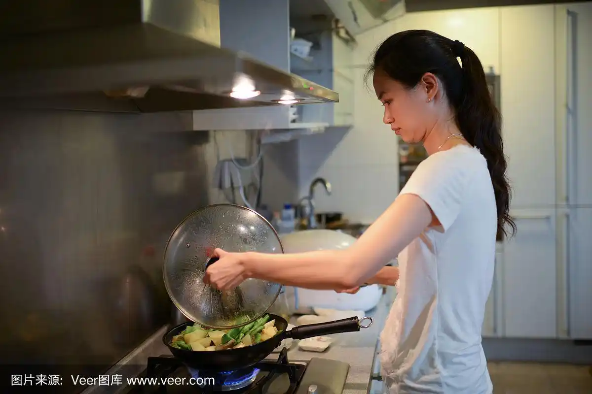 女人在家做饭- xxxlarge