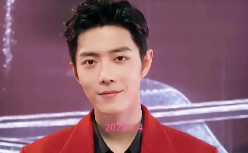 肖战#看,舞台上那个红衣小赞,就是我们闪闪发光披着红披风的小王装