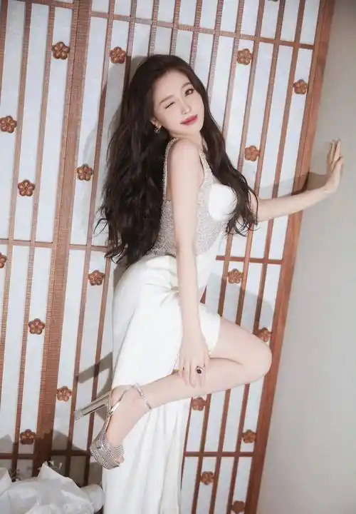 虞书欣gq盛典黑白两套造型 云朵白纱裙又纯又欲 蕾丝黑裙优雅高贵_美