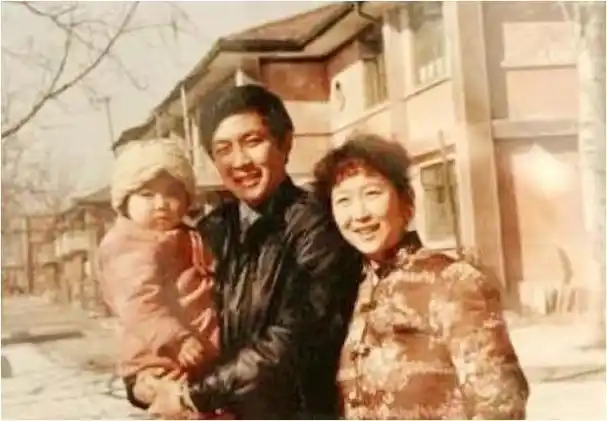 1979年,唐国强与孙涛喜结连理,不久后唐国强便迎来了事业的高峰.