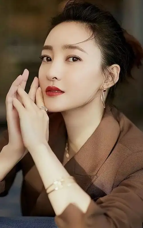 王丽坤高清冷艳美照,优雅迷人!__财经头条