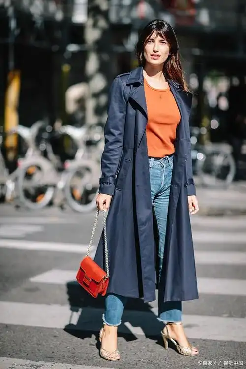 藏蓝色风衣怎么搭配时尚洋气