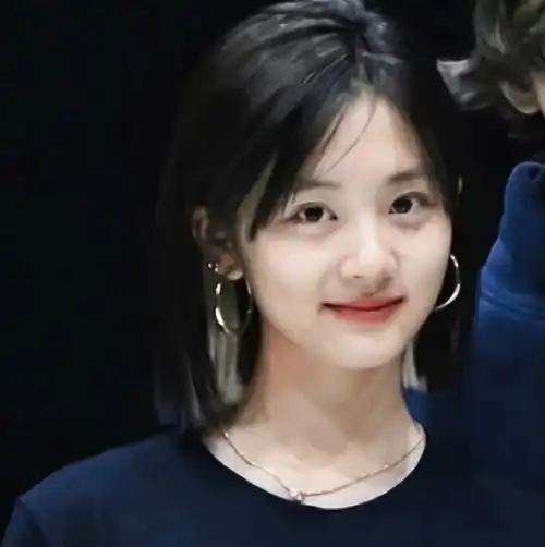 所以黄多多这么小,背景和资源这么好,不管是谁在操纵