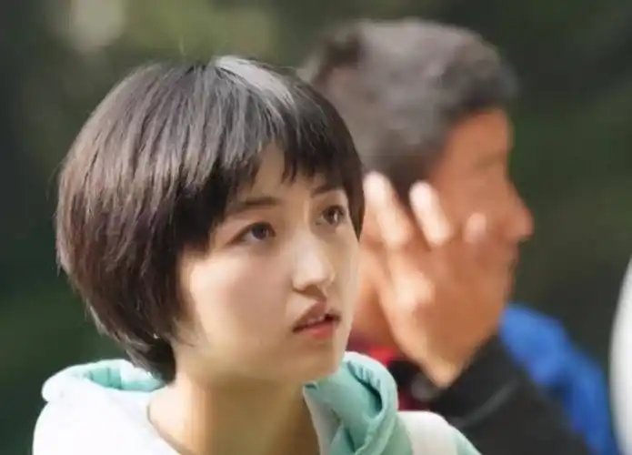 还作为北电线下活动的主持人,足以见证张子枫在学校的人气非常高