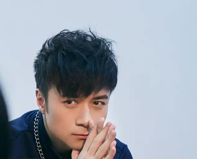 古巨基最新写真照曝光,潮流范儿十足,网友:这才是不老男神