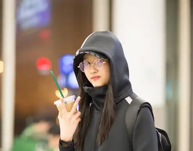 关晓彤边走边喝变吃货 戴金边眼镜文艺范十足