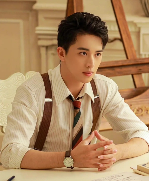 除了手毛之外,许魏洲的腿毛也很长,所以粉丝经常调侃