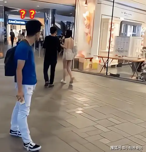 女子穿着"清凉"现身街头,颈上挂着一根绳子,路人纷纷侧目_何社会_衣服