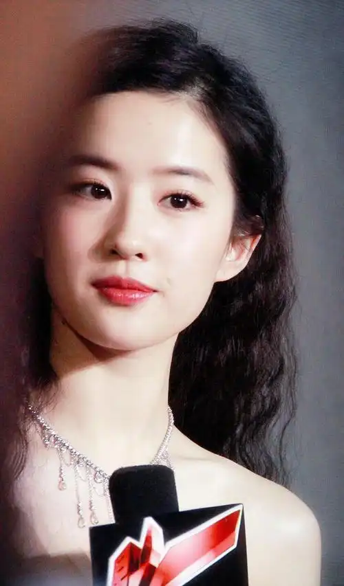 刘亦菲这个发型算不算最近很红的羊毛卷?超级想g.