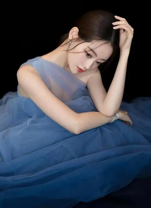 祝绪丹 92年 毕业院校中央戏剧学院 白羊座 身高168cm 体重45kg