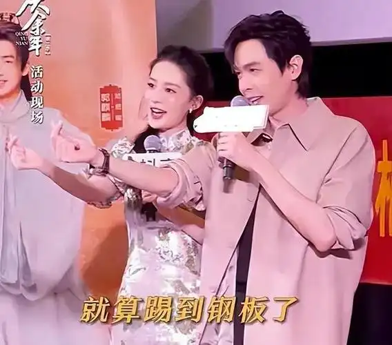 庆余年发布会,李沁避嫌态度好明显,毕竟张若昀婚礼她可是伴娘