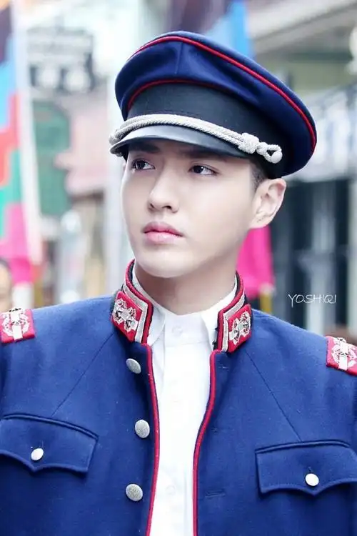 吴亦凡#穿上军装回到20年代,有一种气场全开的霸道少帅既视感.