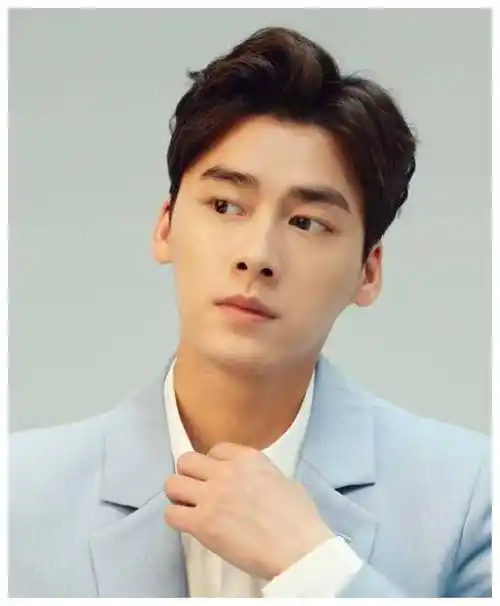 李易峰足迹行走大街,难以被辨认,复出现实困难,心情沉重.