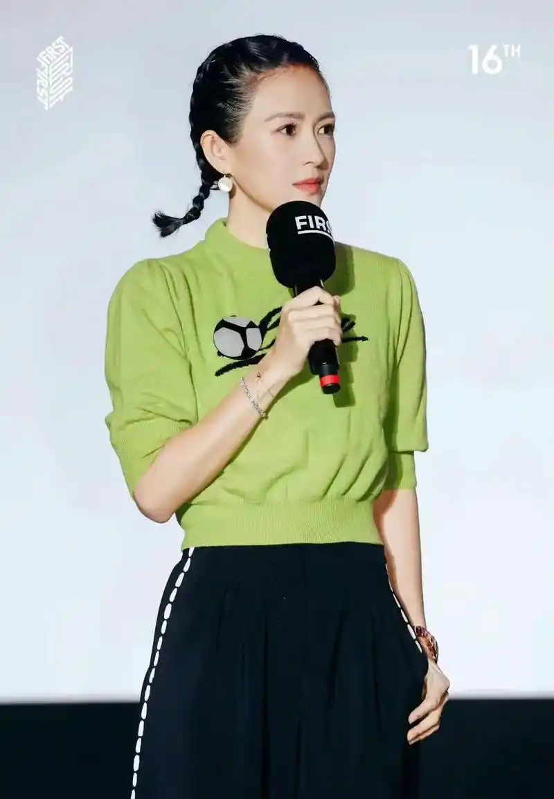 章子怡近日三套活动造型解析,温柔自信的模样看起来 - 抖音