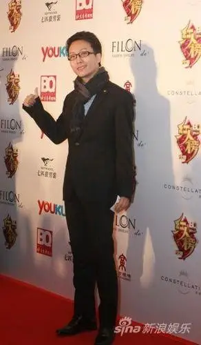 组图:李玉刚现身bq红毯 称近期将进行巡演