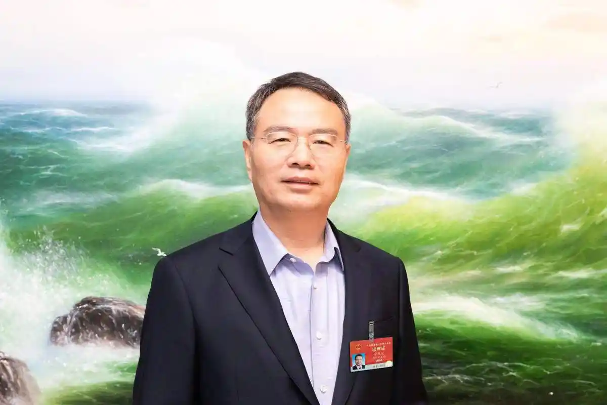 聚焦两会全国人大代表传化集团董事长徐冠巨打造工业互联网平台加快