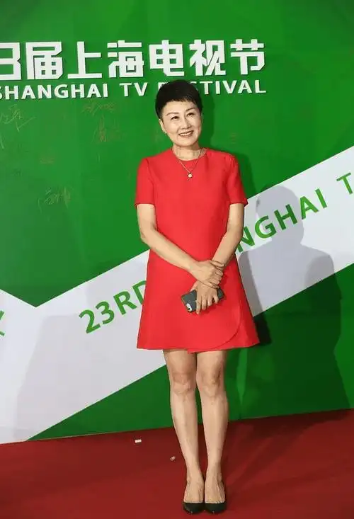 "辣婆婆"张凯丽扮嫩不遗余力,红色伞裙秀身材,年龄感都藏起来