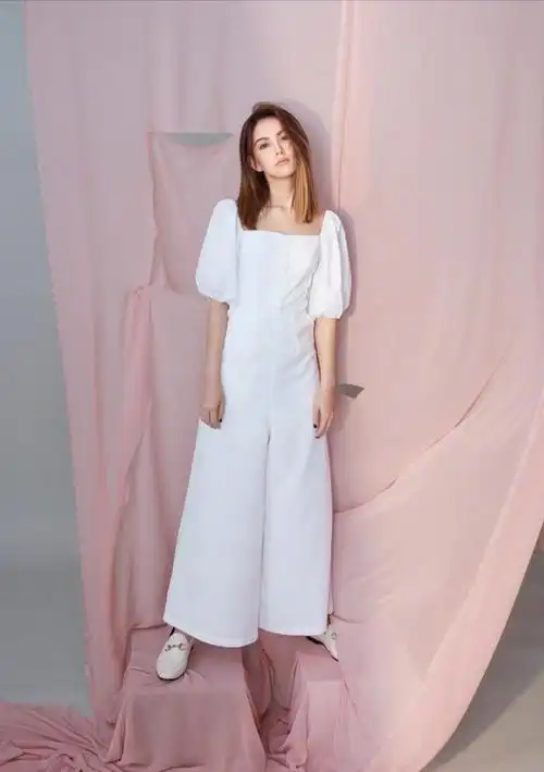 天王嫂昆凌太美了穿羽毛礼服仿若优雅黑天鹅锁骨实力抢镜