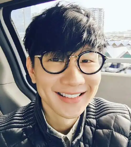 林俊杰超话整理相册翻到了很多97林俊杰,有一说一林俊杰戴眼镜真的