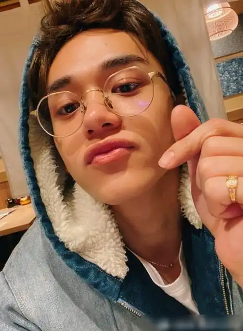 黄旭熙这脸该返厂维修了吧无美颜下香肠嘴抢镜近景一言难尽